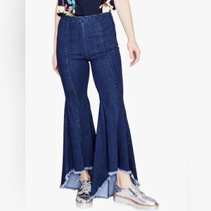 Rachel Roy women's Dolly flare crop frayed hem mid rise med wash  Size 27 y2k